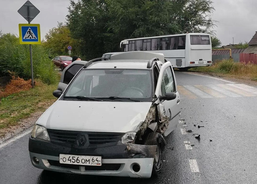 В Саратовской области рейсовый автобус попал в ДТП