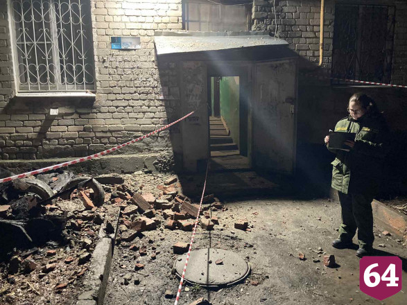 В Саратове обрушились стена и крыша трехэтажки