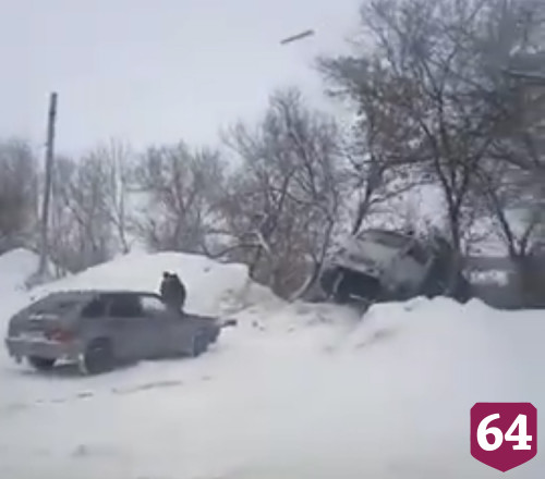 Грузовик с отказавшими тормозами опрокинулся в овраг под Саратовом 