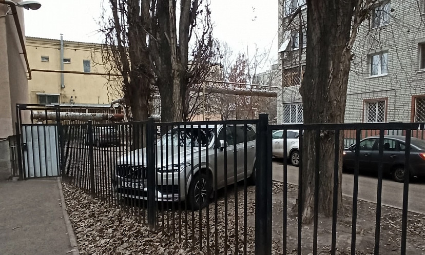 В Саратове автохам бросил внедорожник под деревом на два дня