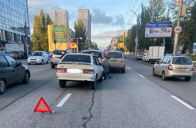 В аварии у бассейна «Саратов» ранена молодая женщина