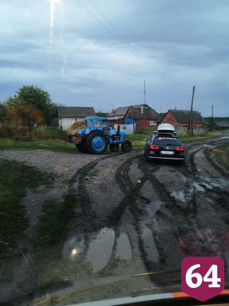 Спасатели эвакуировали застрявший в поле автомобиль с 3 детьми