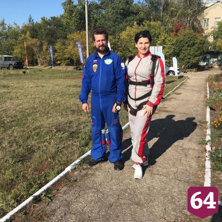 Саратовская чиновница отметила юбилей аэроклуба на высоте 2,5 км