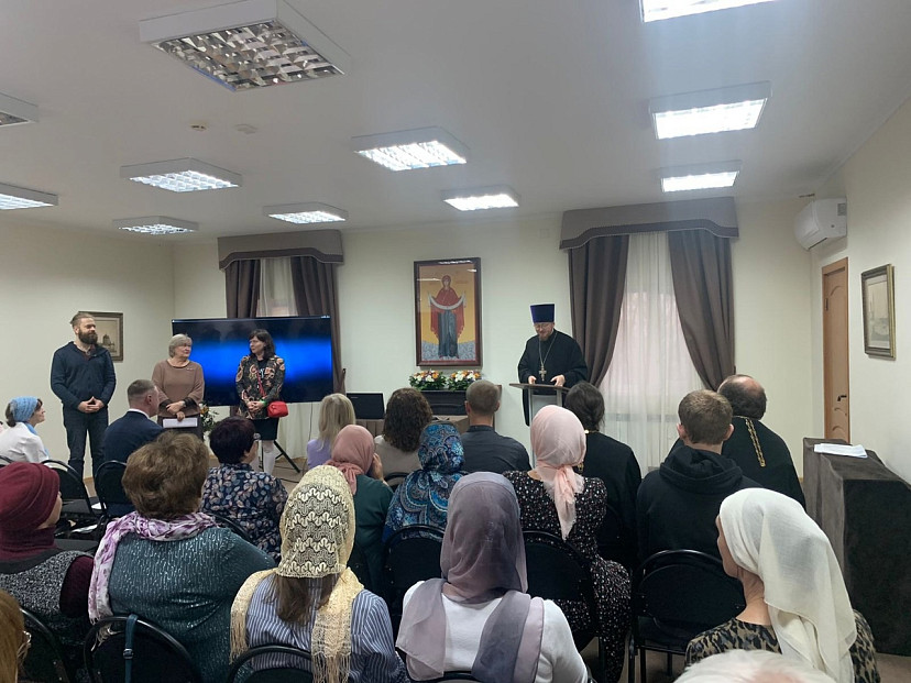 На Покровских чтениях показали фильм о саратовском священнике