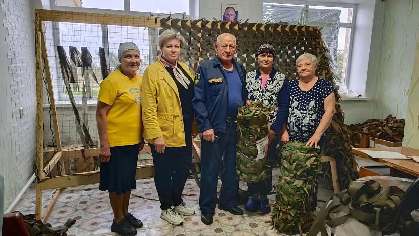 Жители саратовского села сплели 350-ю маскировочную сеть для фронта
