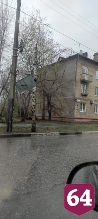 Под Саратовом ураганный ветер сломал дерево и опрокинул остановку
