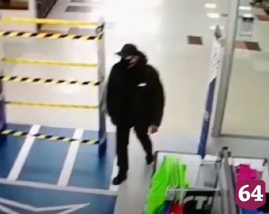 Кража курток из «Спортмастера» в Саратове попала на камеры