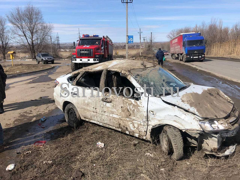 Автомобиль с 5-месячным ребенком опрокинулся на окраине Саратова 