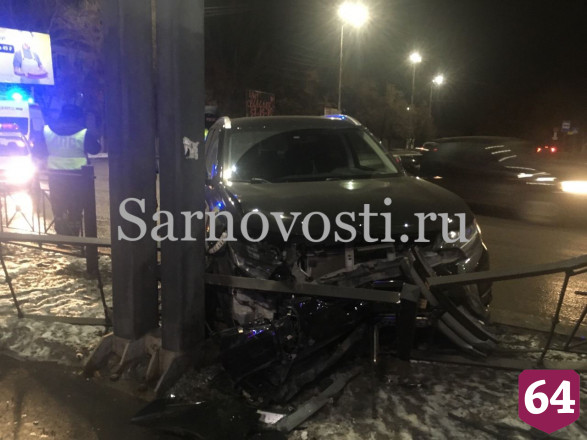 В Саратове пьяный водитель сбил забор и сбежал