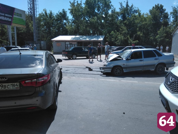 Уснувший водитель «Лады» протаранил иномарку у автобусной остановки