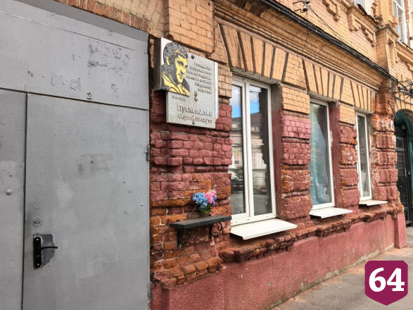 Глеб Пускепалис на первый гонорар в Саратове купил кружку