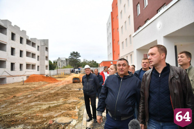 Саратовский губернатор провел субботу на стройплощадках