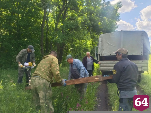 Волонтеры установили информационные стенды на новой экотропе под Саратовом