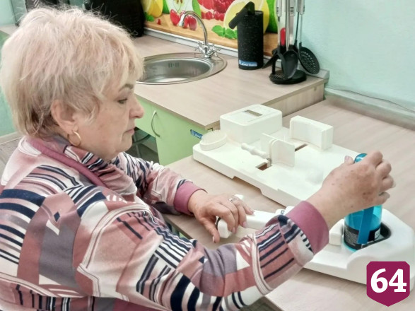 В Саратовской области пенсионеров после болезней учат готовить с помощью адаптивной посуды
