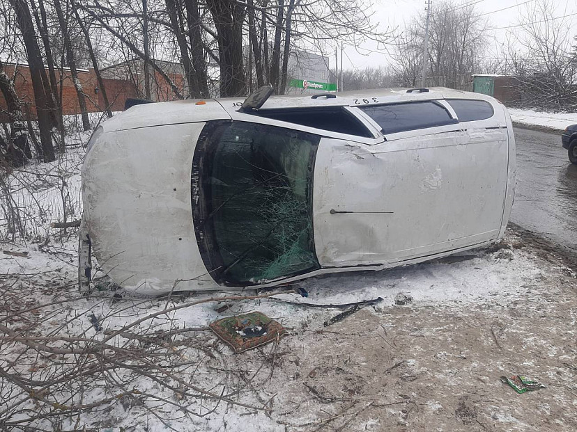 В Саратове опрокинувшаяся легковушка остановила движение в Солнечный 