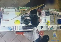 В Саратове женщина забрала забытый в аптеке телефон и попала под статью