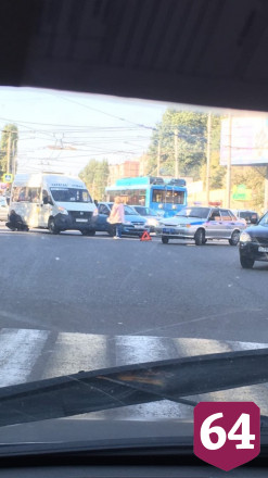 Иномарка и микроавтобус не поделили перекресток в центре Энгельса