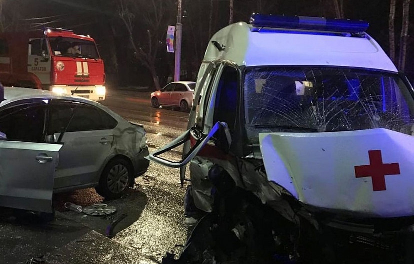 В Саратове в массовом ДТП насмерть разбился водитель «скорой»