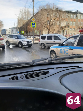 Рядом с саратовским вокзалом столкнулись 5 автомобилей