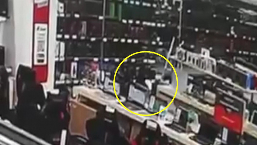Кража ноутбука из магазина в Саратове попала на видео
