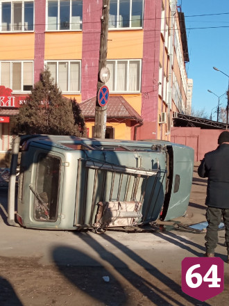 В аварии у детской поликлиники «Нива» перевернулась на бок