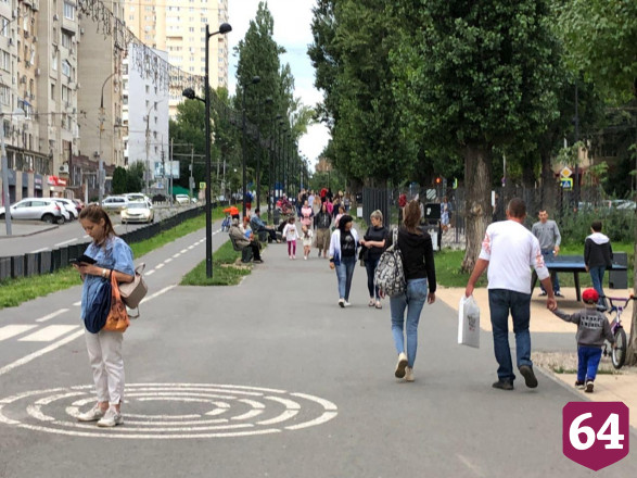 Жители Саратова проводят вечер на прогулках без масок