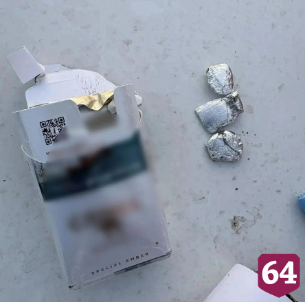 Полицейские нашли в машине саратовца три свертка с гашишем