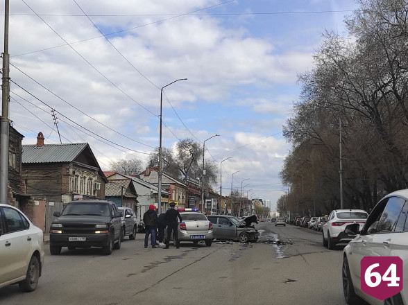 В центре Саратова столкнулись 4 автомобиля