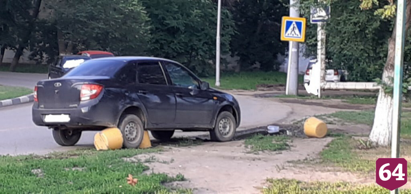 Автоледи отвлеклась на ребенка и протаранила бетонное ограждение