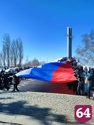 В Саратове студенты развернули 80-метровый флаг в поддержку президента