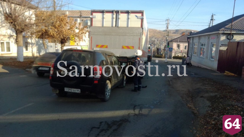 Под Саратовом водитель иномарки протаранил фуру и попал в больницу