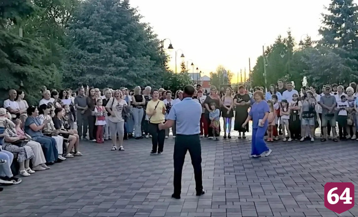 В День города выпускники танцевали школьный вальс