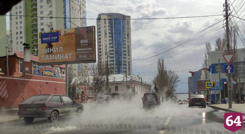 В центре Саратова коммунальный «гейзер» пробил асфальт