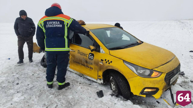 Пять человек травмировались в ДТП с такси под Саратовом