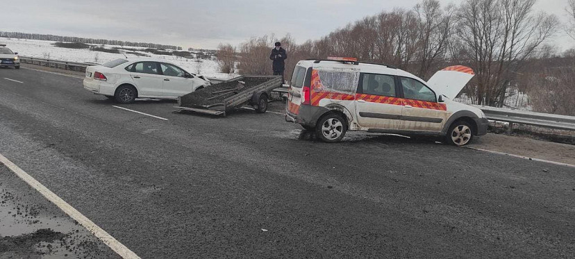 Водитель службы содержания дорог пострадал в аварии на саратовской трассе