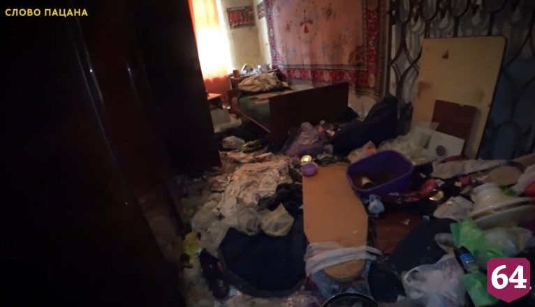 Саратовский школьник живет в забитой мусором квартире
