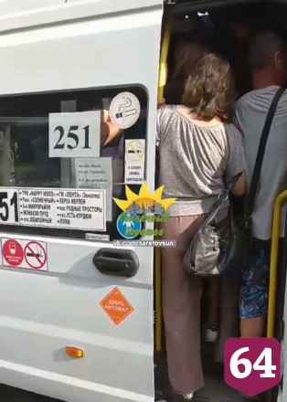 Жители Саратова в жару и пандемию ездят в переполненных маршрутках