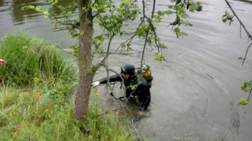 Водолазы вытащили труп молодого мужчины из реки под Саратовом