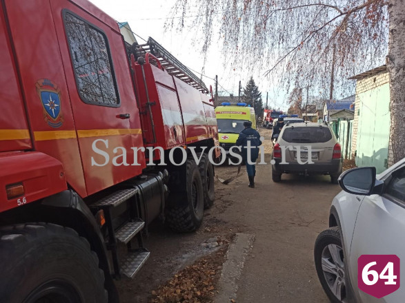 Пожарные тушат полыхающий дом в Саратове