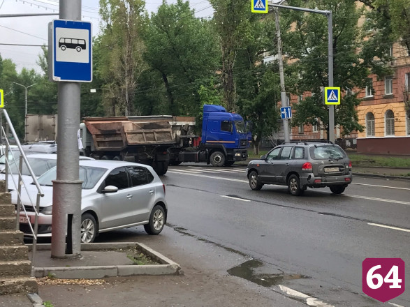 В Саратове фура протаранила столб и перекрыла дорогу