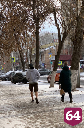 Саратовцы заступились за гулявшего в шортах горожанина