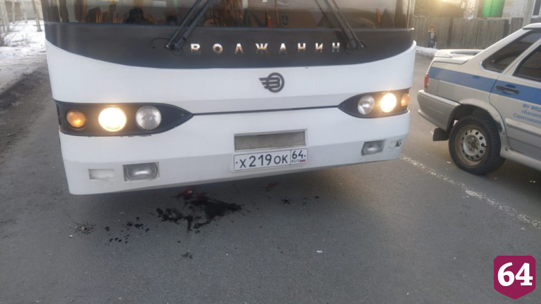 Под Саратовом женщина после наезда «Лады» попала под автобус