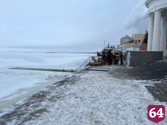 Саратовские моржи начали крещенские купания досрочно