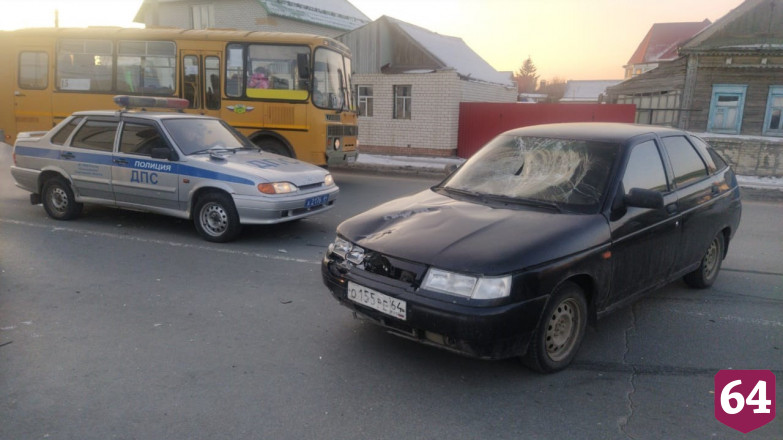 Под Саратовом женщина после наезда «Лады» попала под автобус