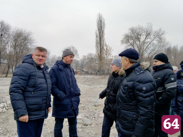 Губернатор раскритиковал строителей за мусор и ямы на территории детского сада в Саратове 