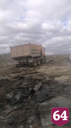 В Саратове у приюта для животных в грязи застревают грузовики