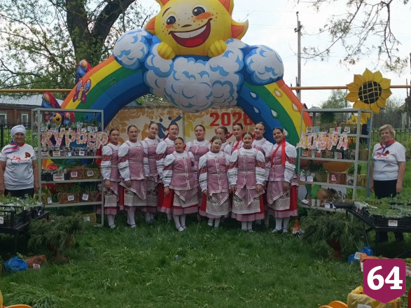 В саратовском парке раздали более тысячи кустиков рассады