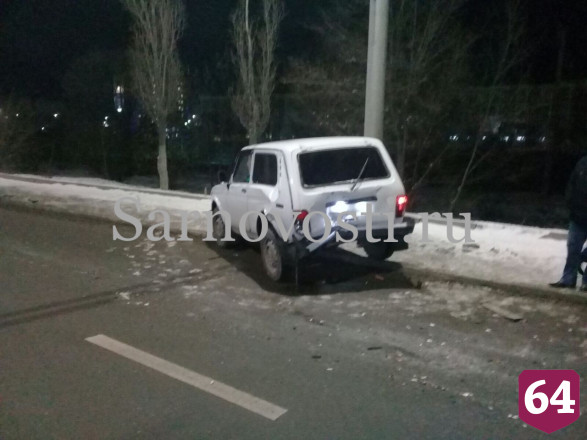 В Саратове автомобили после столкновения выбросило на тротуар