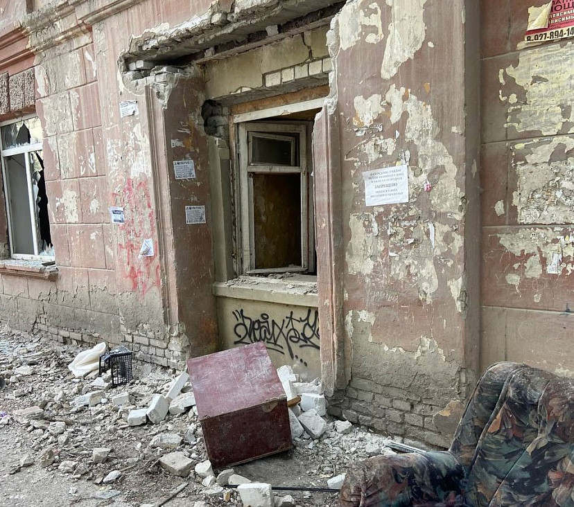 Саратовцы боятся ходить рядом с опасным расселенным домом
