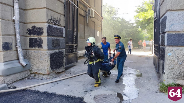 Два человека отравились на пожаре в центре Саратова